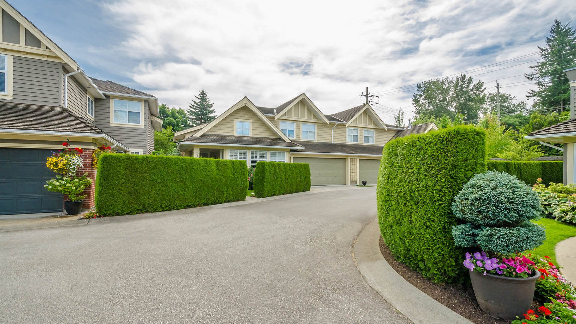 Landscaping__luxury-house-with-outdoor-landscape-at-sunny-day-i-2026-01-11-10-16-30-utc
